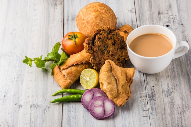 El cilantro o Kothimbir vada, Samosa, Kachori, Daal Vada son los bocadillos indios favoritos para la hora del té. enfoque selectivo