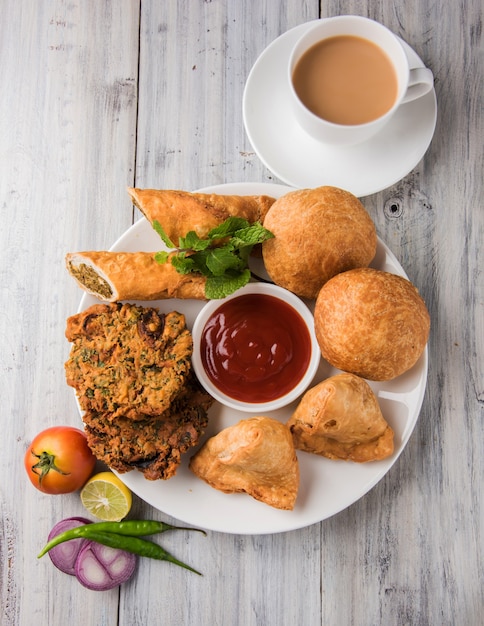 El cilantro o Kothimbir vada, Samosa, Kachori, Daal Vada son los bocadillos indios favoritos para la hora del té. enfoque selectivo