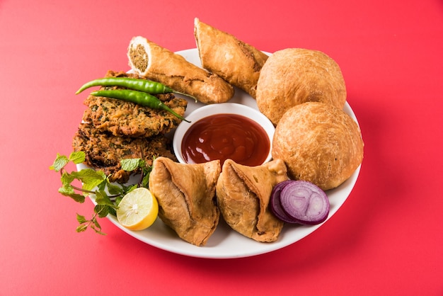 El cilantro o Kothimbir vada, Samosa, Kachori, Daal Vada son los bocadillos indios favoritos para la hora del té. enfoque selectivo