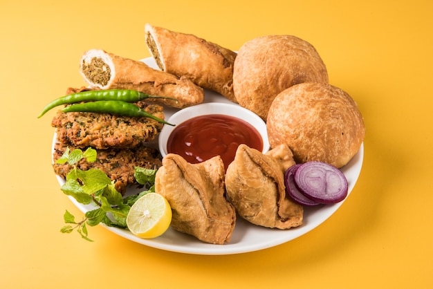 El cilantro o Kothimbir vada, Samosa, Kachori, Daal Vada son los bocadillos indios favoritos para la hora del té. enfoque selectivo