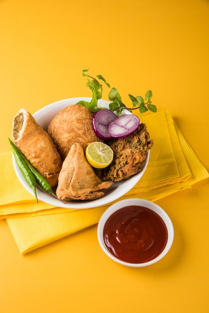 El cilantro o Kothimbir vada, Samosa, Kachori, Daal Vada son los bocadillos indios favoritos para la hora del té. enfoque selectivo