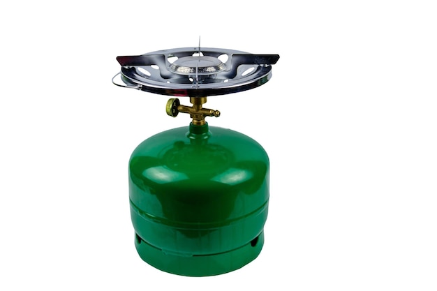 Cilindro de gás propano verde com queimador isolado no fundo branco