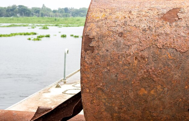 Cilindro o tanque de agua rústico en un barco primer plano con espacio de copia