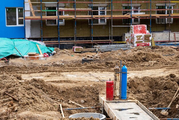 Cilindros de soldadura de gas en los cilindros del sitio de construcción con gas licuado oxígeno helio argón