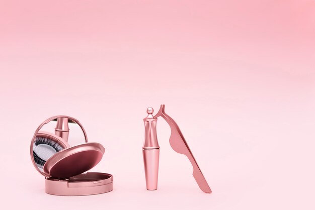 Cílios postiços magnéticos no kit de espelho, delineador, pinças isoladas em rosa