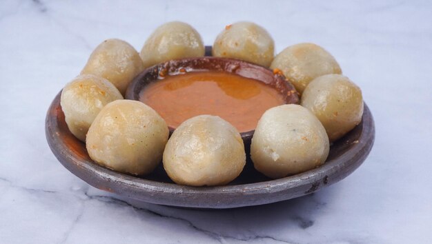 El 'Cilok' casero con salsa de cacahuetes es una comida tradicional que proviene de Indonesia