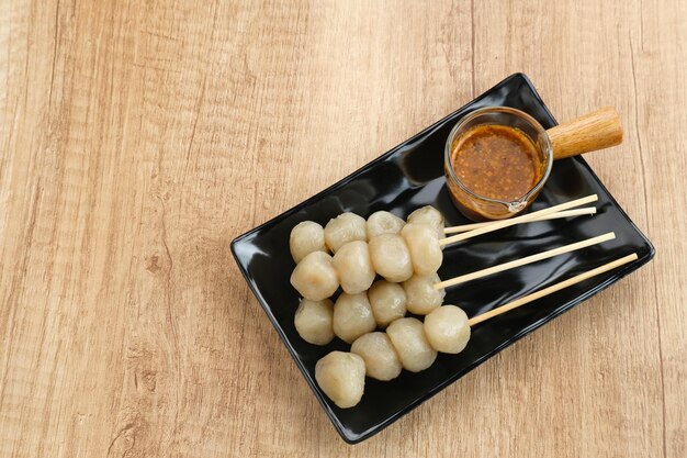 Cilok, comida tradicional de Indonesia, hecha de tapioca, de textura masticable. Servido con salsa de maní