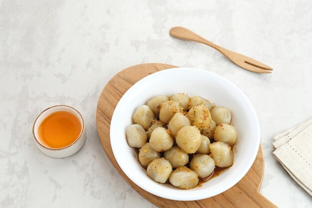 Cilok, comida tradicional de Indonesia, hecha de tapioca, de textura masticable. Servido con salsa de maní