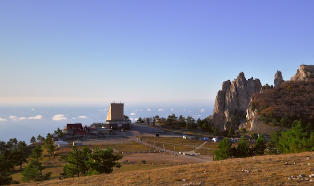 En la cima de AIPetri La estación superior del teleférico en la cima de la montaña contra el cielo azul