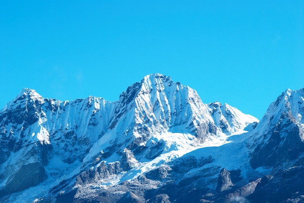 Cima de las altas montañas, cubierta de nieve. Kangchenjunga, India.