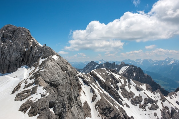 En la cima de Dachstein y ver las montañas alpinas. Parque nacional en Austria, Europa. Cielo azul y nublado en día de verano