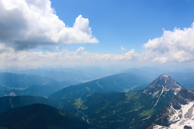 En la cima de Dachstein y ver las montañas alpinas. Parque nacional en Austria, Europa. Cielo azul y nublado en día de verano