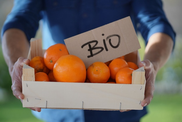 Cima, de, local, agricultor, segurando, orgânica, laranjas, e, clementines, em, crate, com, orgânica, sinal