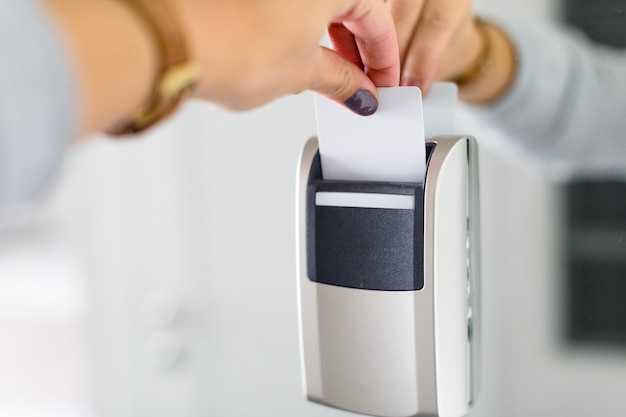 Cima, de, mão feminina, abertura, keycard, fechadura eletrônica