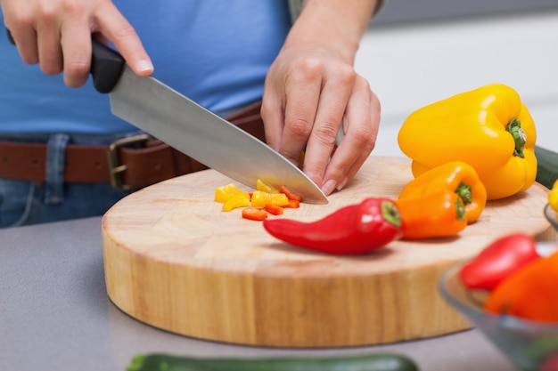 Foto cima, de, mãos, legumes cortantes