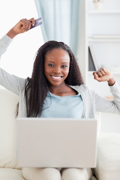 Cima, de, mulher sorridente, fazendo compras online