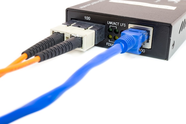 Cima, fibra, mídia, conversor, e, cabos, branco, isolado, fundo