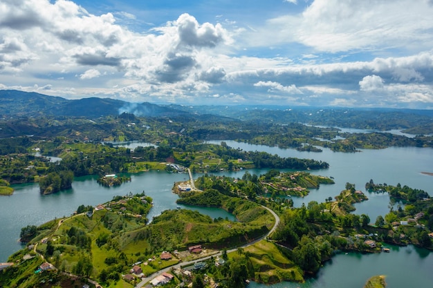 En la cima de la gran roca El Pen de Guatape