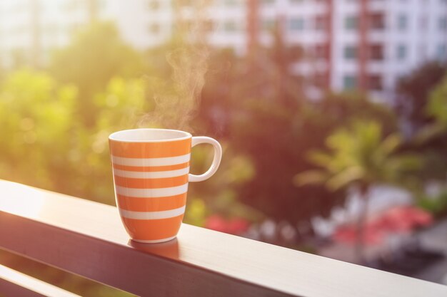 Cima, laranja, xícara café, ligado, sacada, de, hotel, e, obscurecido, vista, de, predios