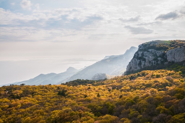 Cima de la montaña Ai-Petri con cielo