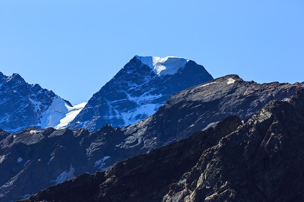 La cima de la montaña Nakra Tau con nieve y glaciares en el norte del Cáucaso.