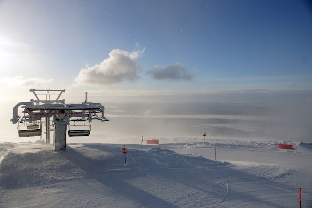 La cima de la montaña con un telesilla en la nieve en el invierno en el norte.
