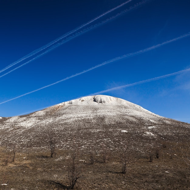 Foto cima de la montaña de tiza contra el cielo