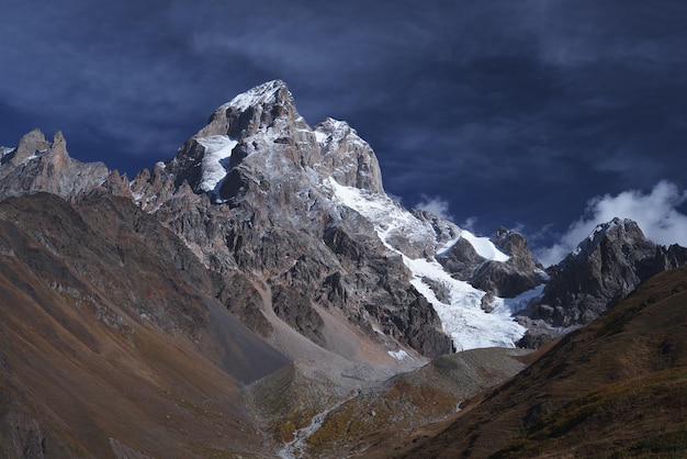 Cima de la montaña Ushba