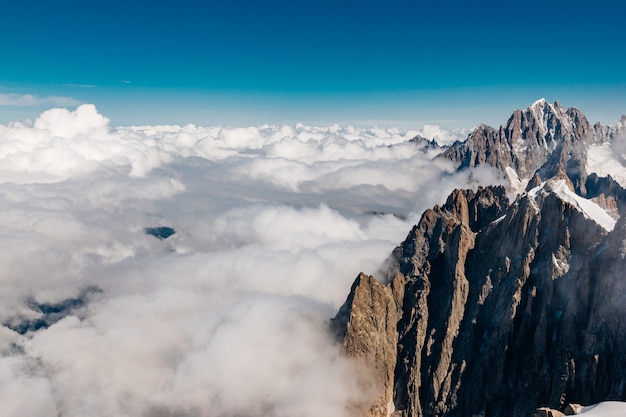 La cima de las montañas y las nubes alrededor