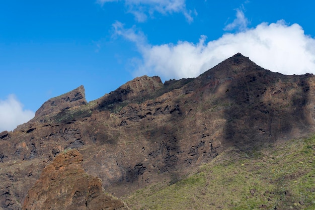 Cima de las montañas con nubes en la isla de Tenerife