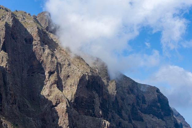 Cima de las montañas con nubes en la isla de Tenerife