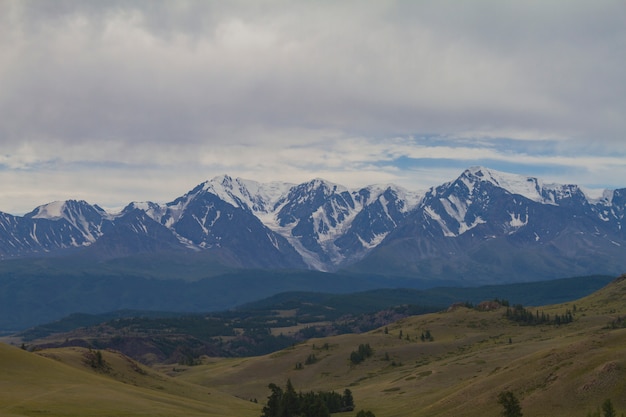 Cima de nieve en las montañas de Altai. Vista inferior.