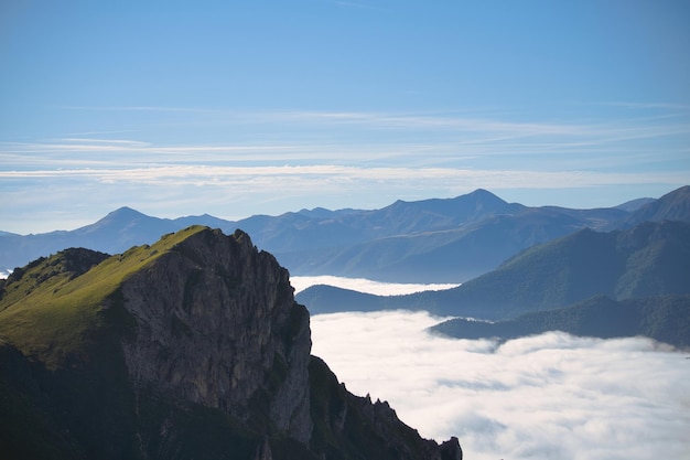 Cima de los Picos de Europa sobre un mar de nubes