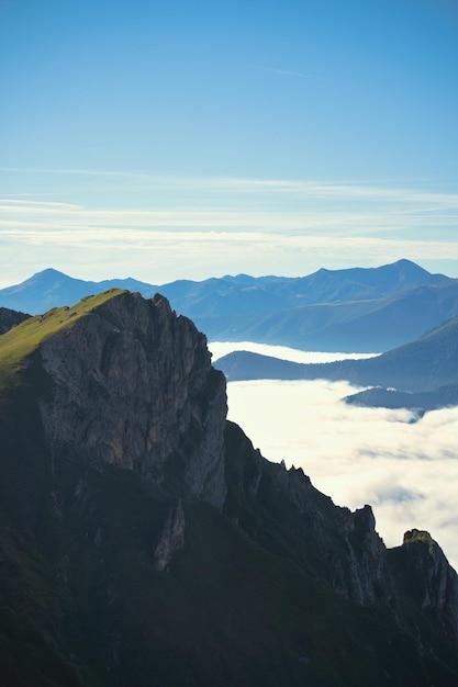 Cima de los Picos de Europa sobre un mar de nubes