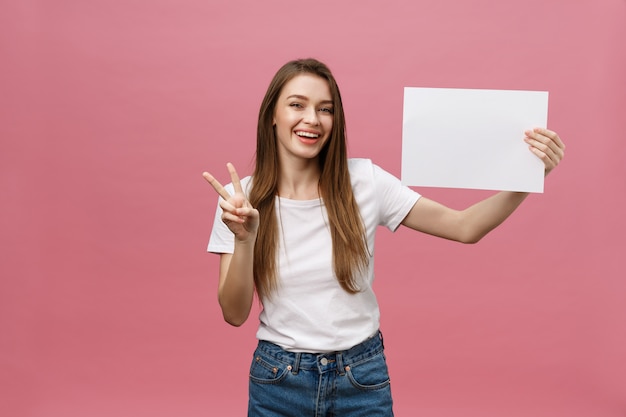 Cima, retrato, de, positivo, rir, mulher sorri, e, segurando, branca, grande, mockup