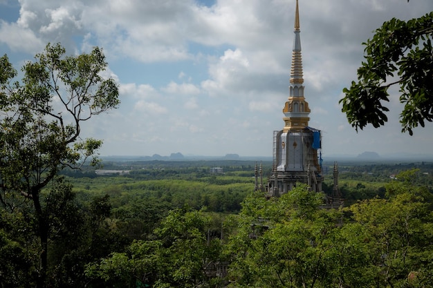 La cima del templo de la Cueva del Tigre Wat Tham Suea región de Krabi Tailandia En la cima de la montaña hay una gran estatua dorada de Buda que es una popular atracción turística