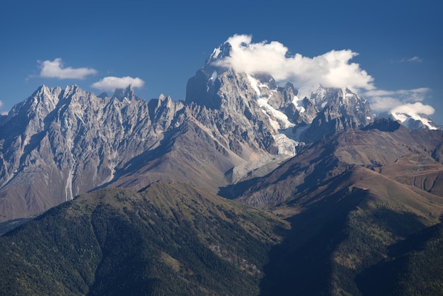 La cima de Ushba en Georgia