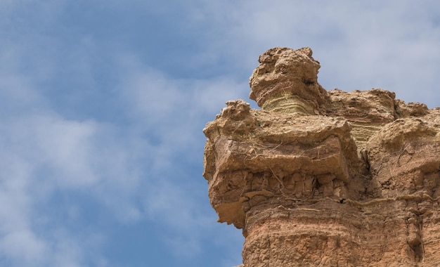 una cima vacía de una roca alta en el cielo