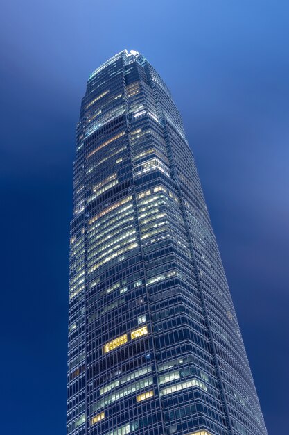 Cima, vista, de, marco hong kong, edifício escritório, à noite, em, hong kong