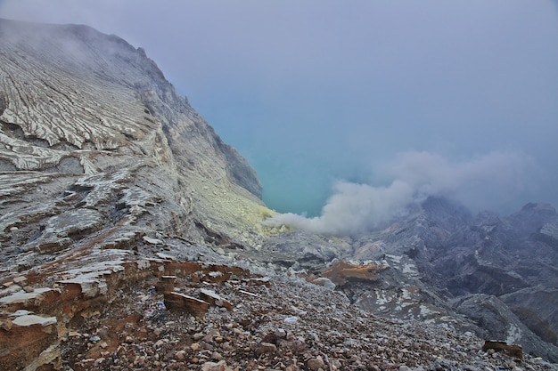 En la cima del volcán Ijen, Indonesia