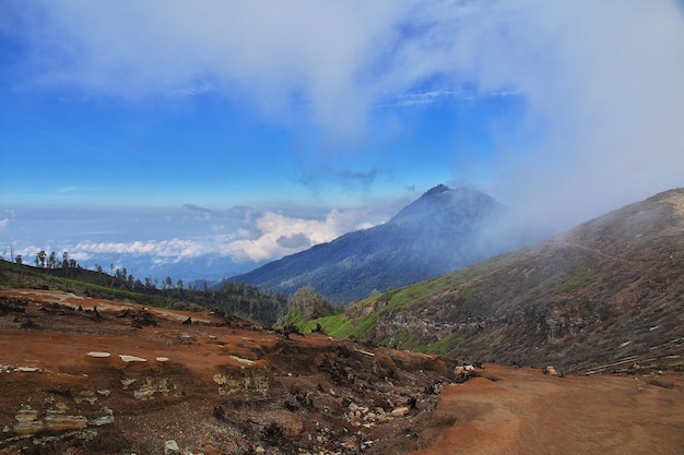 En la cima del volcán Ijen, Indonesia