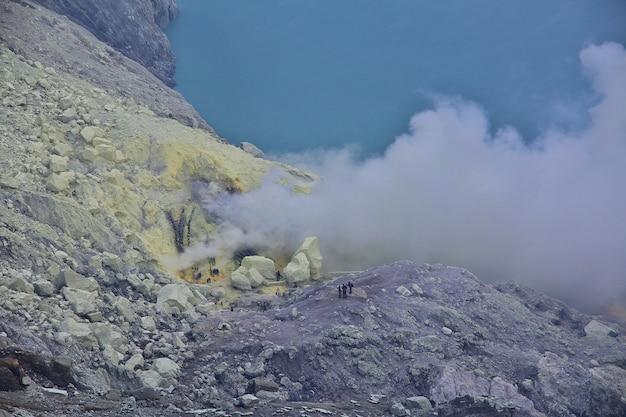 En la cima del volcán Ijen, Indonesia