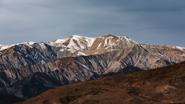 Cimas de montañas cubiertas de paisaje nevado