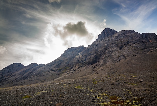 Las cimas de las montañas, Khibiny y cielo nublado. Península de Kola, Rusia.