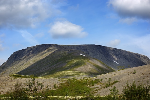 Las cimas de las montañas, Khibiny y cielo nublado