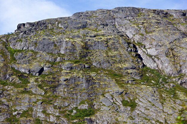 Las cimas de las montañas, Khibiny y cielo nublado