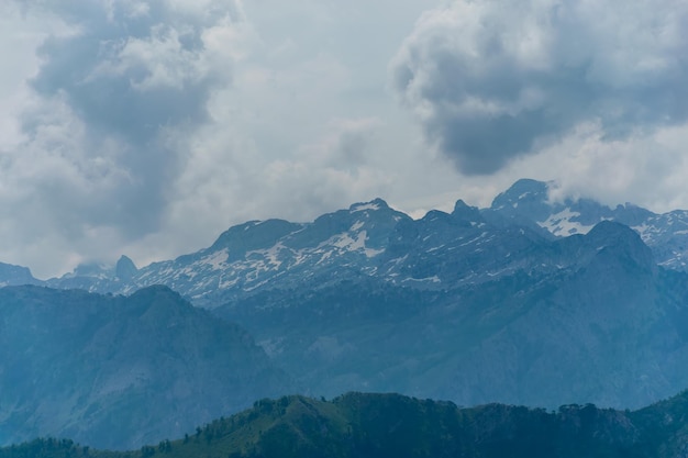 Las cimas de las pintorescas montañas están cubiertas de nieve blanca.