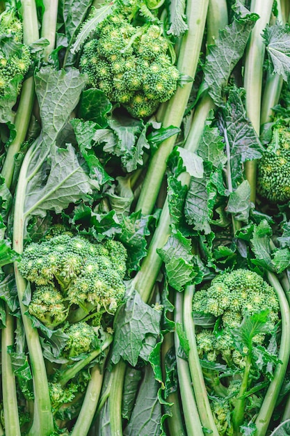 Foto cime di rapa rapini ou brócolis rabe em um mercado de comida de rua vegetais verdes puglia itália