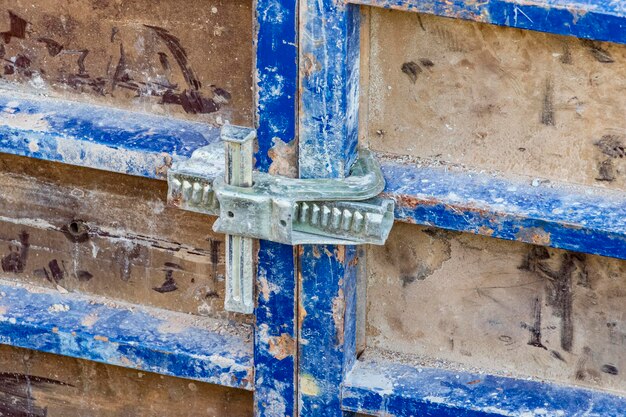 Cimentación de hormigón armado de un moderno edificio residencial monolítico. Encofrado preparado con malla de refuerzo para vertido de hormigón. Tecnologías de construcción monolíticas.