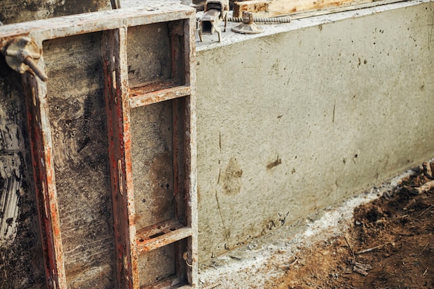 Cimentación de hormigón con refuerzo y losa metálica Encofrado para cimentación Proceso de obra de construcción de viviendas Construcción de viviendas nuevas